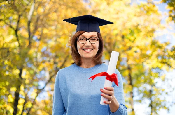 Felice laureata donna con diploma — Foto Stock