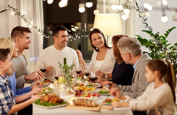 Familia feliz teniendo una cena en casa — Foto de Stock