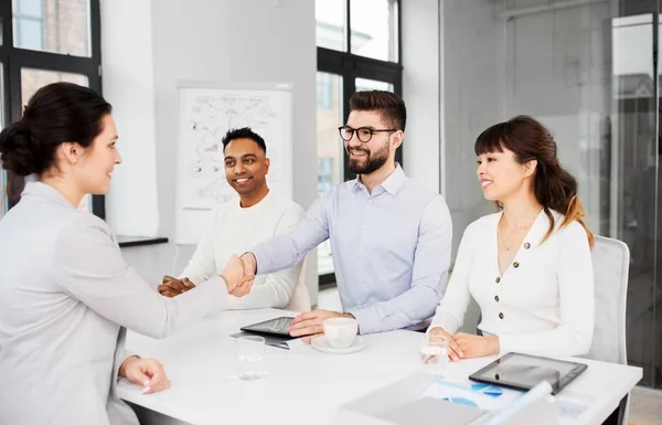 Reclutadores teniendo una entrevista con el empleado — Foto de Stock