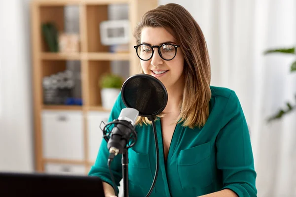 Wanita dengan mikrofon rekaman podcast di studio — Stok Foto