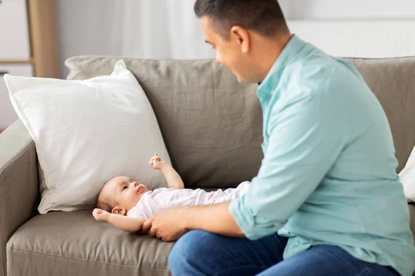 Orta yaşlı baba evde bebek ile oynuyor — Stok fotoğraf