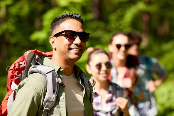 Gruppo di amici con zaini escursioni nella foresta — Foto Stock