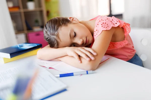 Stanco studente ragazza dormire su tavolo a casa — Foto Stock