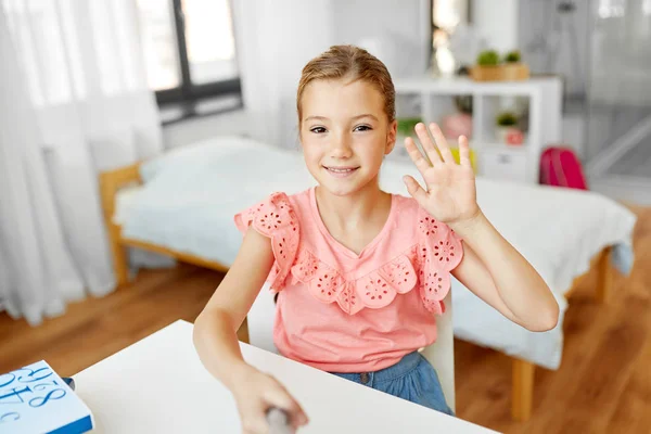 Ευτυχισμένο κορίτσι παίρνοντας selfie και κουνώντας το χέρι στο σπίτι — Φωτογραφία Αρχείου