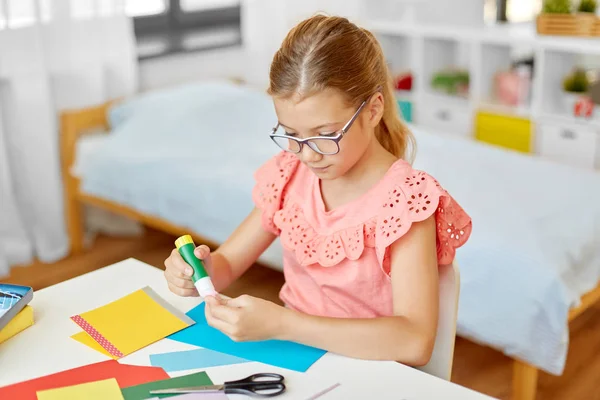 Ragazza creativa facendo biglietto di auguri a casa — Foto Stock