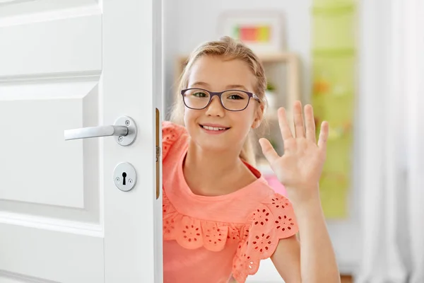 Feliz sonrisa hermosa chica detrás de la puerta en casa — Foto de Stock