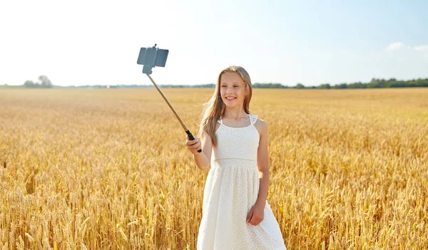 Šťastná mladá dívka si dělá ze smartphone — Stock fotografie