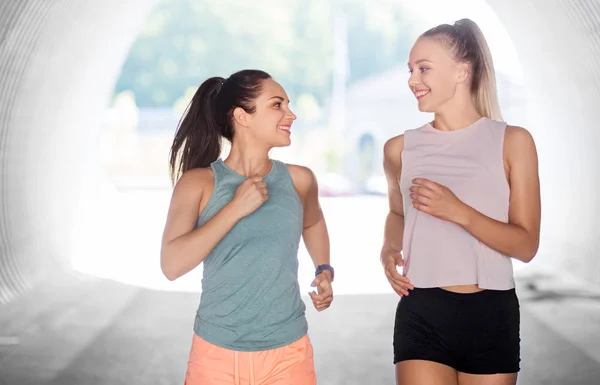 Jonge vrouwen of vriendinnen die buiten rennen — Stockfoto