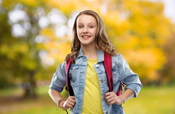 Felice sorridente adolescente studentessa con sacchetto della scuola — Foto Stock