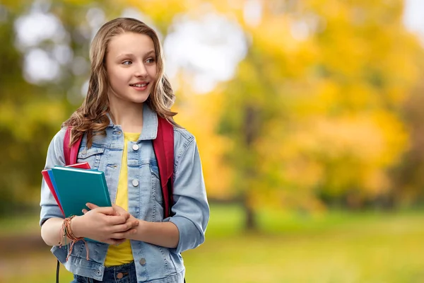 Šťastný usměvavý dospívající studentka se školní taška — Stock fotografie
