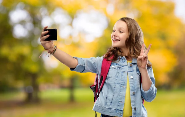 十代の学生の女の子は、スマートフォンで自己撮影 — ストック写真