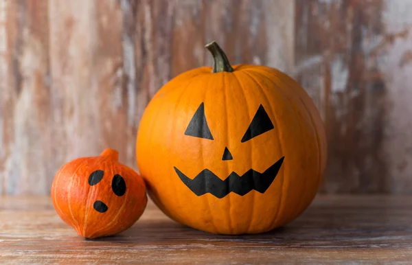 Halloween dynia i squash na drewnianym tle — Zdjęcie stockowe