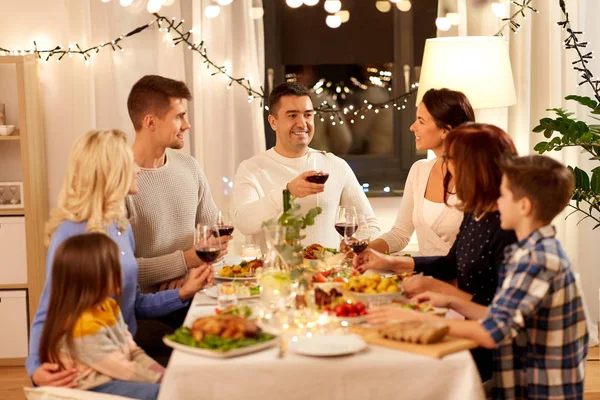 Família feliz jantando em casa — Fotografia de Stock