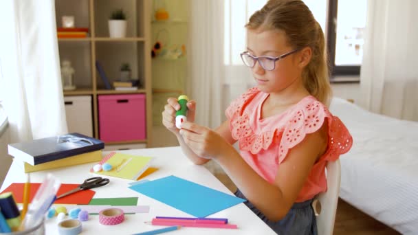 Kreatywna dziewczyna robi kartkę z życzeniami w domu — Wideo stockowe