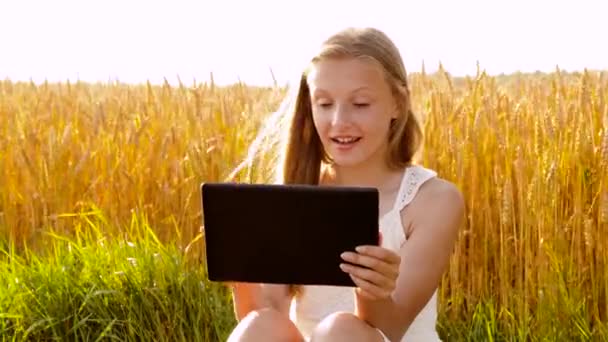 Zâmbind cu calculator comprimat pe câmp de cereale — Videoclip de stoc