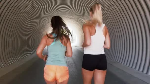 Молодые женщины или подруги, бегущие на улице — стоковое видео