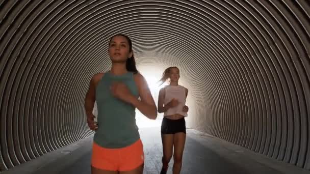 Jonge vrouwen of vriendinnen die buiten rennen — Stockvideo