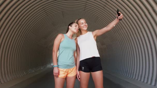 Sportieve vrouwen nemen selfie door smartphone buiten — Stockvideo