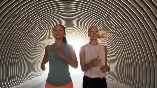 Nők vagy női barátok fejhallgatóval fut — Stock videók
