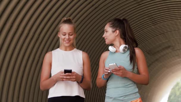 Женщины или подруги со смартфонами — стоковое видео