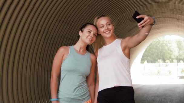 Спортивные женщины делают селфи на улице со смартфоном — стоковое видео