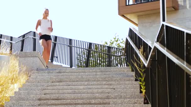 Mujer joven corriendo abajo — Vídeos de Stock