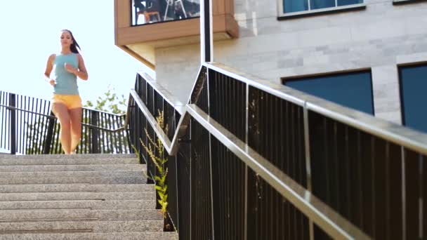 Junge Frau läuft Treppe hinunter — Stockvideo