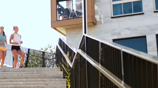 Junge Frauen oder Freundinnen laufen die Treppe hinunter — Stockvideo