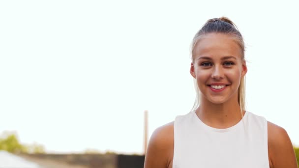 Portret uśmiechniętej młodej sportowej kobiety na świeżym powietrzu — Wideo stockowe