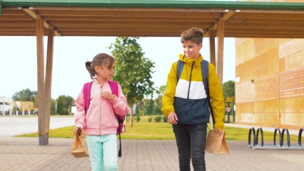 Barn med ryggsäckar går i skolan — Stockvideo