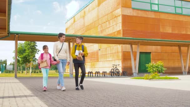 Madre con hijo e hija yendo a la escuela — Vídeos de Stock