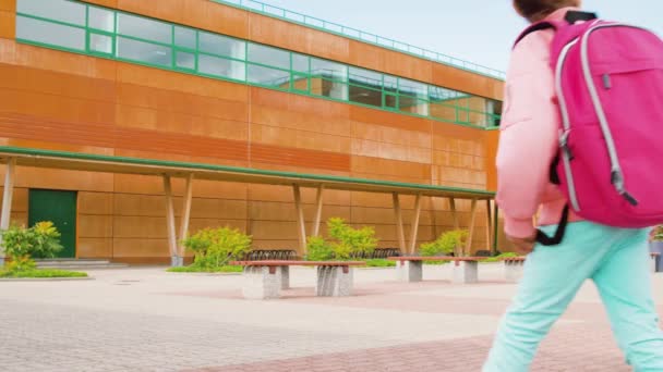 Bambini con zaini a piedi dalla scuola — Video Stock