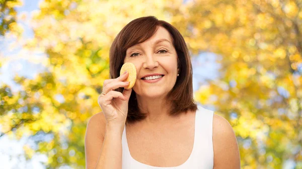 Mulher limpeza rosto com esponja esfoliante — Fotografia de Stock