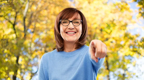 Parmak için işaret gözlüklü kadın kıdemli — Stok fotoğraf