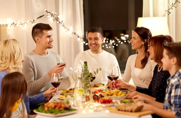 Família feliz jantando em casa — Fotografia de Stock