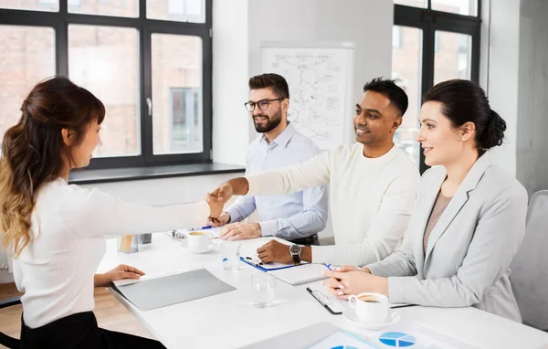 Personalvermittler im Gespräch mit Mitarbeitern — Stockfoto