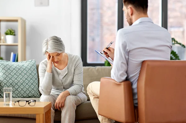 Trieste senior vrouw patiënt en psycholoog — Stockfoto