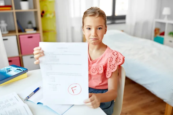 Evde başarısız okul testi ile üzgün öğrenci kız — Stok fotoğraf