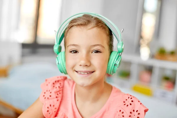 Chica en auriculares escuchando música en casa — Foto de Stock