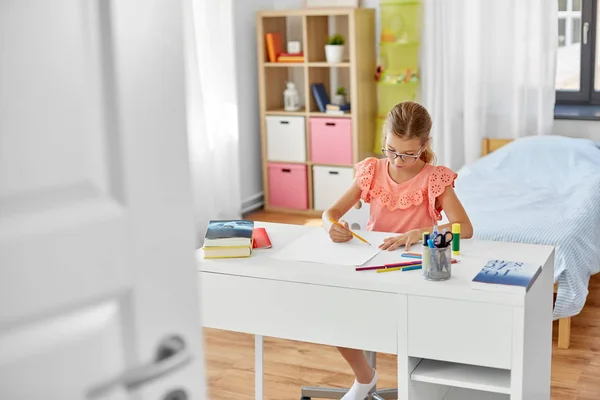 Uczeń dziewczyna rysunek z ołówkiem w domu — Zdjęcie stockowe