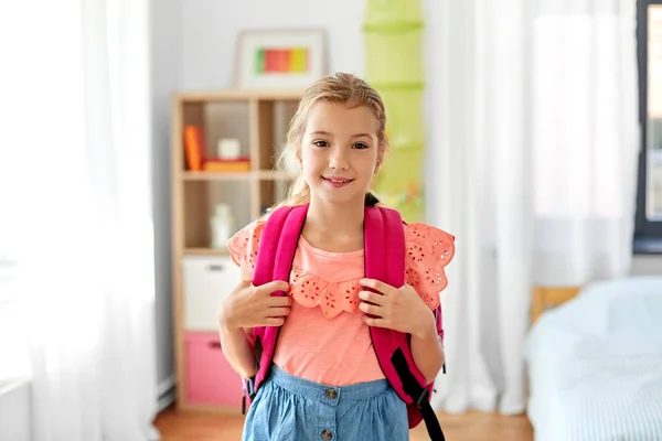 Μαθήτρια κορίτσι με σχολική τσάντα στο σπίτι — Φωτογραφία Αρχείου