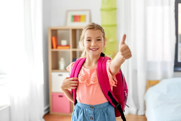 Studente ragazza con scuola borsa mostrando pollici su — Foto Stock