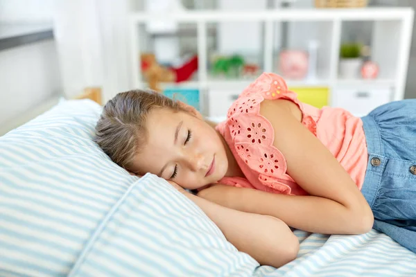 Niña durmiendo en su habitación en casa —  Fotos de Stock