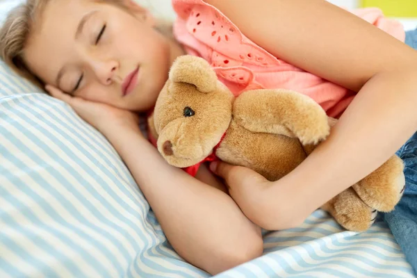 Mała dziewczynka śpi z pluszowego niedźwiedzia zabawka w domu — Zdjęcie stockowe