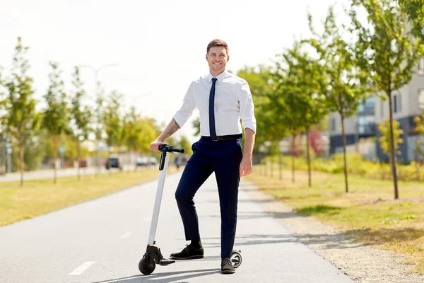 Joven hombre de negocios con scooter eléctrico al aire libre —  Fotos de Stock