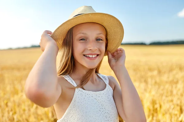 Retrato de niña en sombrero de paja en el campo en verano — Foto de Stock