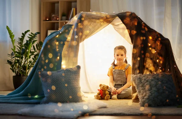 Menina com brinquedos na tenda crianças em casa — Fotografia de Stock