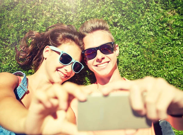 Ευτυχισμένο ζευγάρι που παίρνουν selfie στο smartphone το καλοκαίρι — Φωτογραφία Αρχείου
