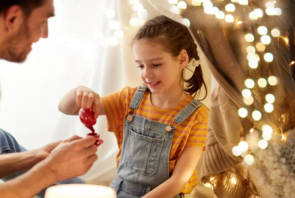 Familia jugando té fiesta en niños tienda en casa —  Fotos de Stock