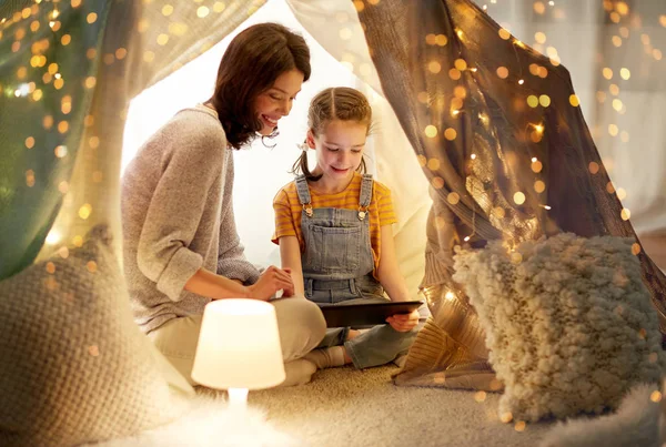 Famiglia con tablet pc in tenda per bambini a casa — Foto Stock